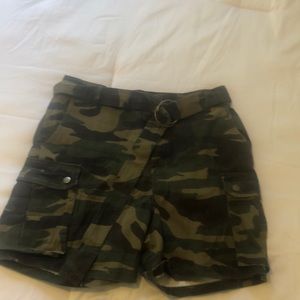 Camouflage high waisted shorts